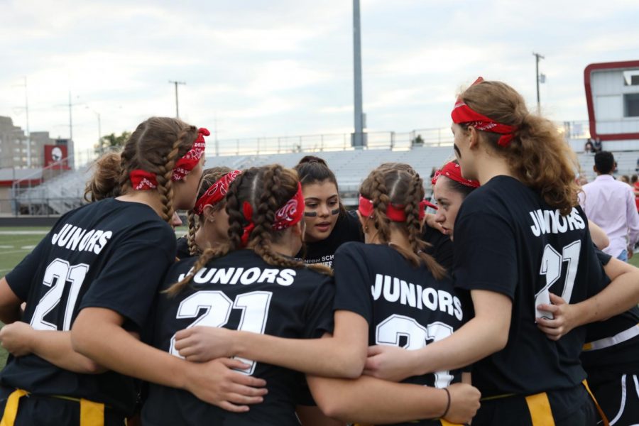 HUDDLE UP Last year, Powder puff juniors huddle up to discuss a game plan. Now, they are unable to play this year due to COVID-19.