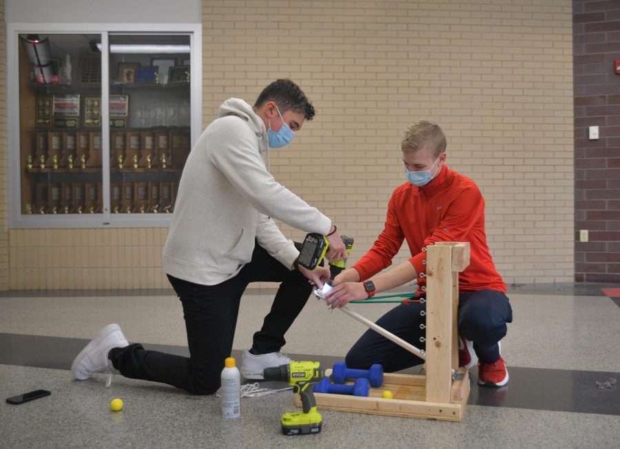 ALL OR NOTHING Ethan Loredo, sophomore and Stephen Glombicki, freshman, practice for Science Olympiad.