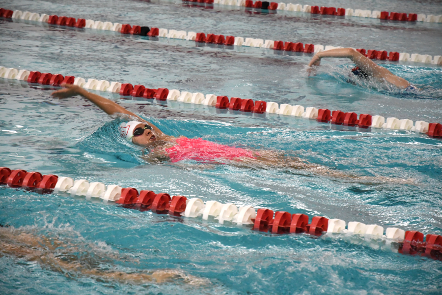 ON+THE+SURFACE+Pushing+her+arms+through+the+water%2C+Jennifer+Barajas%2C+sophomore%2C+practices+her+backstroke.+
