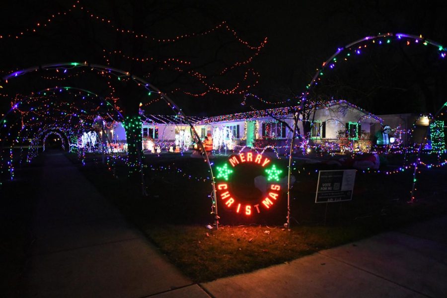 LIGHTING+UP+THE+BLOCK+Participating+in+the+Holiday+Lights+Fundraiser%2C+the+residents+on+the+corner+of+Greenwood+and+Elliot+display+their+decorations.+If+they+win%2C+it+will+be+their+second+year+holding+the+title.