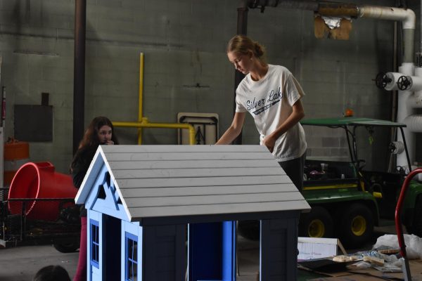 SKETCHING IT OUT Focusing on the roof, Lauren Husum, sophomore sketches out an ocean scenery while Ava Walker, sophomore watches. This year’s sophomore house theme is under the sea. 