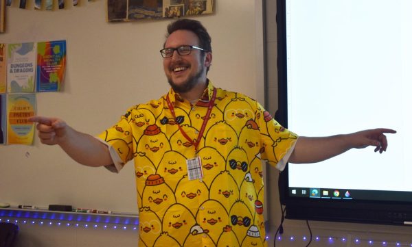 POINT AND LAUGH Teaching his class, Mr. Ben Boruff, English teacher, refers to the board about annotating literary works. 